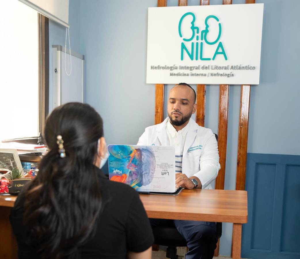 El especialista Edward Girón atiende a una paciente en el consultorio de Nila