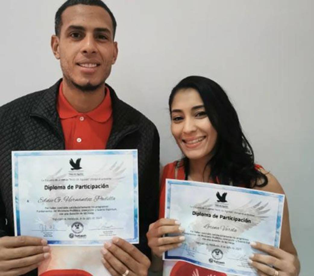 Junto a su esposa, Edie ha incursionado de lleno y se han preparado para predicar la palabra de Dios.