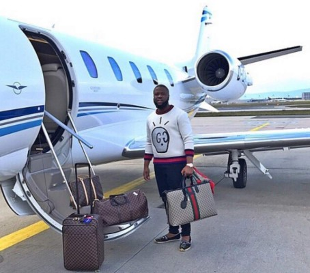Ray Hushpuppi junto a su jet privado.