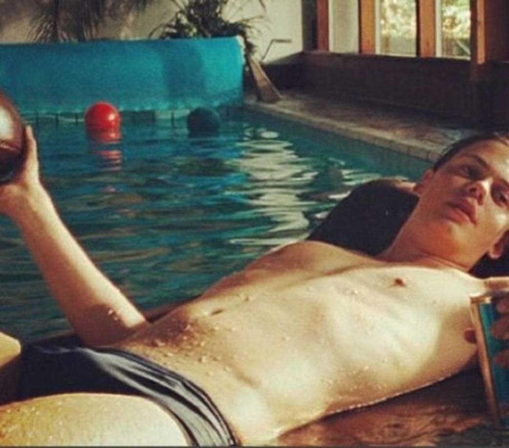 Debajo de todo ese muy bien elaborado maquillaje se encuentra un actor bastante sexi y elegante, provocando así sentimientos encontrados, pues aunque podría ser la pesadilla de cualquiera, también tiene todo para ser una fantasía.