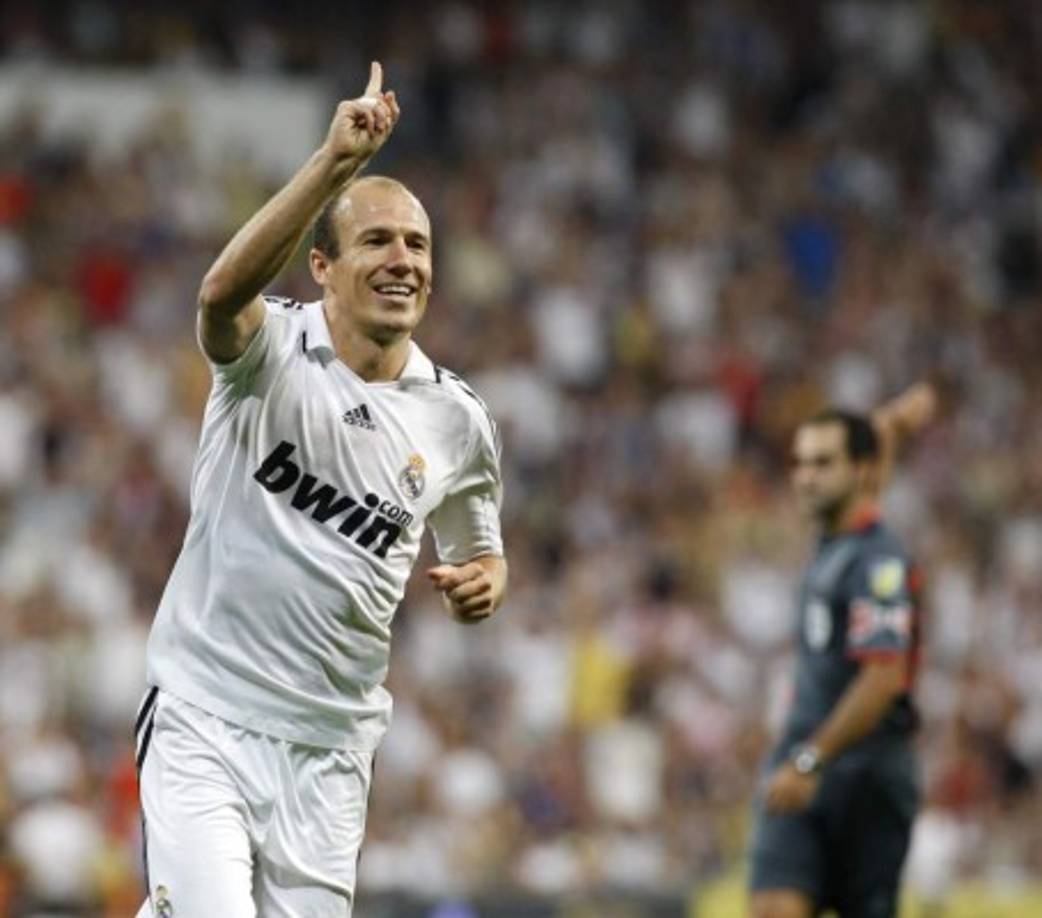 Arjen Robben llegó proveniente del Chelsea en 2007, pero las constantes lesiones hicieron que el holandés resultara un mal negocio para el Real Madrid, que no dudaron en venderlo al Bayern Múnich solo dos años después de su arribo al Santiago Bernabéu.