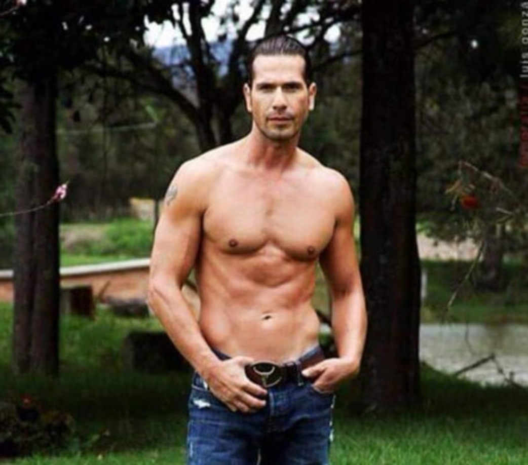 Su primera vez en televisión fue como extra para la telenovela Mi única verdad. En 1998 ingresó al canal RCN, y debutó en la telenovela La madre.