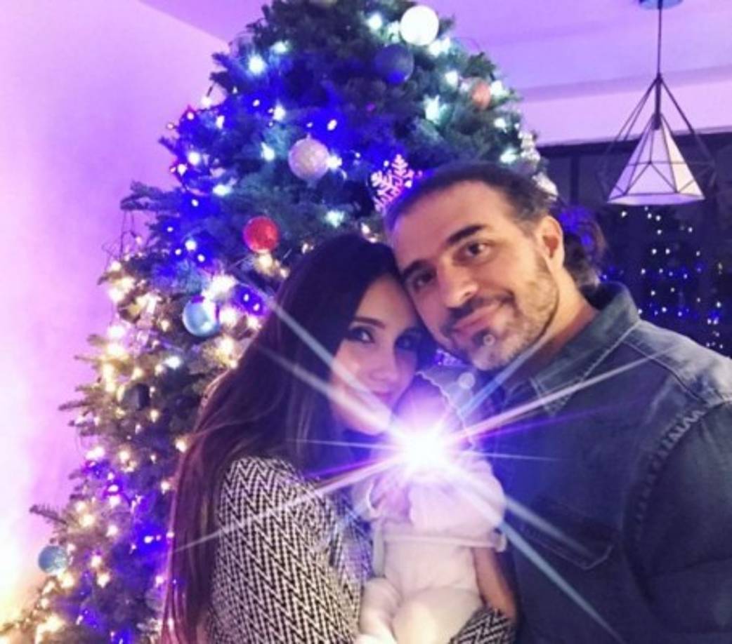Dulce María. A principios de diciembre la cantante y actriz Dulce María compartió con sus fans que se había convertido en mamá de María Paula, quien llegó a su vida un año después de llegar al altar con su ahora esposo, Paco Álvarez.