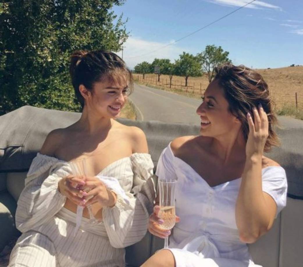 Una fuente dijo a Radar Online que Selena Gómez estaba 'harta' de sentirse 'en deuda' con su amiga después de recibir la donación del riñón en una cirugía que le salvó la vida.<br/><br/>'La verdad es que Selena estaba cansada de sentir que le debía algo porque le dio un riñón', explicó la fuente de Raisa, quien dijo en una entrevista de 2018 que el trasplante la agotaba física y emocionalmente. “Esta fue la elección de Francia; Selena no le robó el riñón.', agregó la fuente.