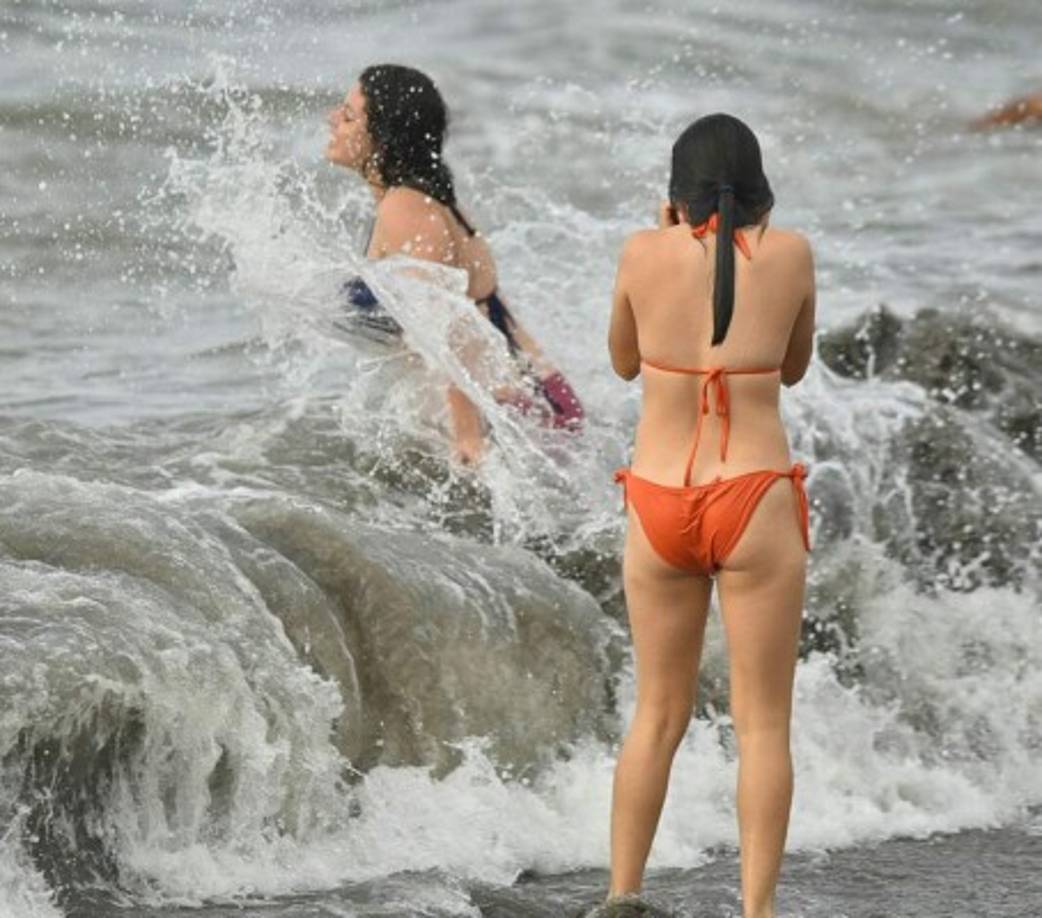 Hermosas chicas disfrutan las refrescantes aguas de la playa municipal de La Ceiba.