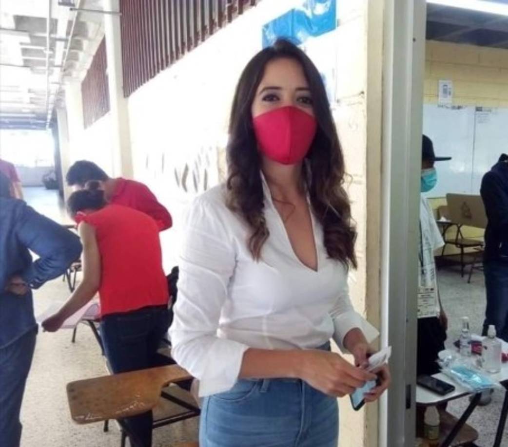 La hija de Mel Zelaya, Xiomara Zelaya, mejor conocida como La Pichu, llegó desde temprano a la Unah para ejercer el sufragio.