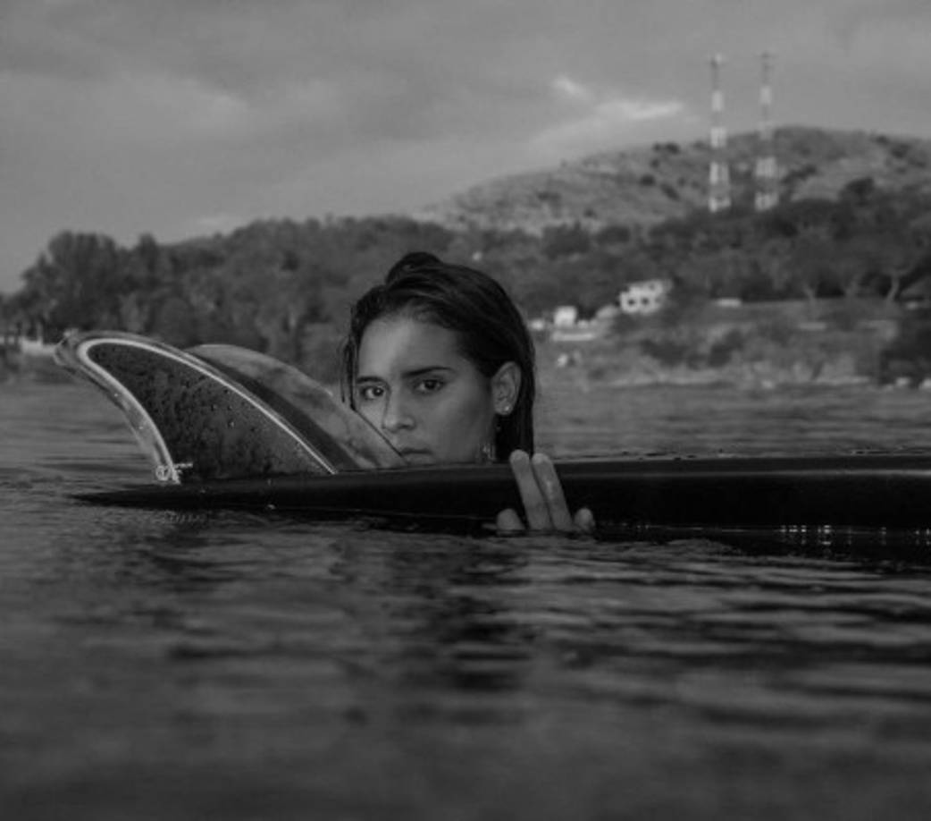 “Cuando ella hacía su ingreso al mar para surfear, de pronto cayó el rayo y la vimos caer, se le dio asistencia inmediata”, relataron en la Federación de Surf.