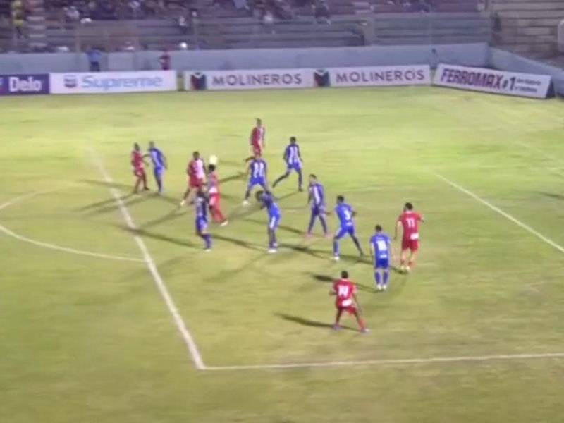 Polémica en el clásico ceibeño: El gol invalidado al Vida ante Victoria