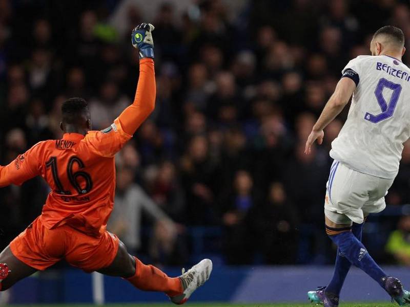 Karim Benzema le quitó el balón al portero Mendy del Chelsea y marcó su triplete. Foto AFP.