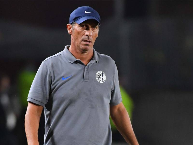 Pedro Troglio dando instruciones durante la final del Torneo de Verano.