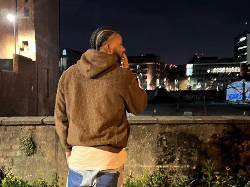 Un exfutbolista del Liverpool ha generado revuelo ya que ahora se conoció que se dedica a la venta de pollo frito en las calles de Inglaterra.