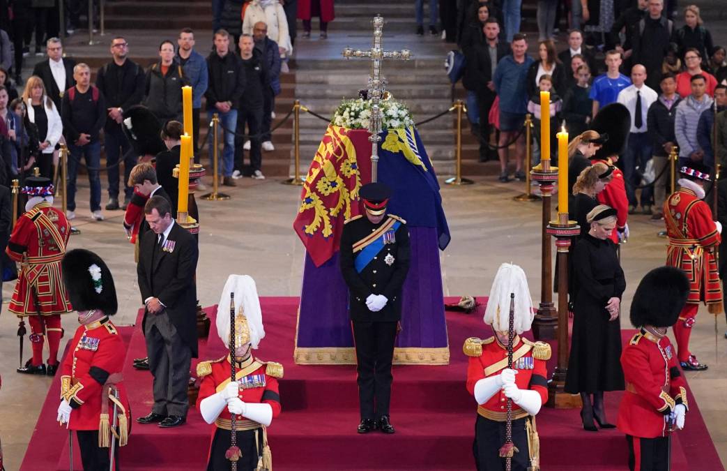 Los hijos del nuevo rey Carlos III y Diana, a los que se considera distanciados desde 2020, permanecieron de espaldas y con la mirada baja, junto a sus primos, alrededor del ataúd de Isabel II, como hicieran sus padres la víspera en la llamada Vigilia de los Príncipes.