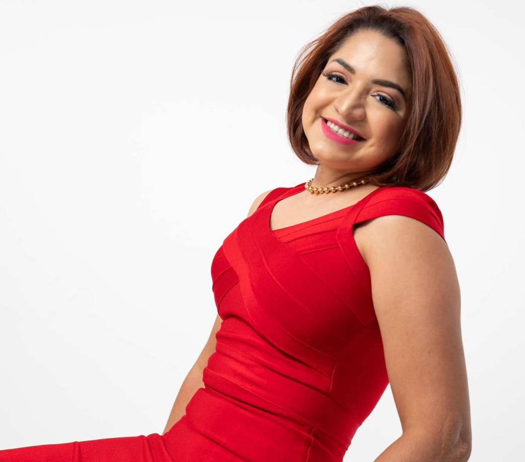 <b>SILVIA RODRÍGUEZ</b>La hija del fallecido músico y compositor Armando Rodríguez comenzó su carrera a los 13 años de edad animada por su padre, y ha logrado destacarse en el ámbito musical con Silvia Rodríguez y su Banda. Su estilo musical es una mezcla de géneros como el rock, pop y tropicales contemporáneos, manteniendo su esencia de la música tradicional de su progenitor. Además de su talento musical, Silvia es madre de dos, hace labor social y es licenciada en mercadeo lo que le ha permitido ser gerente de operaciones y finanzas para Centroamérica de la compañía Crowther &amp; Wood, todo eso le ha ayudado ha superar desafíos personales significativos, como un diagnóstico de cáncer de mama, del cual se ha recuperado y la mantiene en el escenario con más entusiasmo.Sígala en redes sociales: @silviacrodriguez