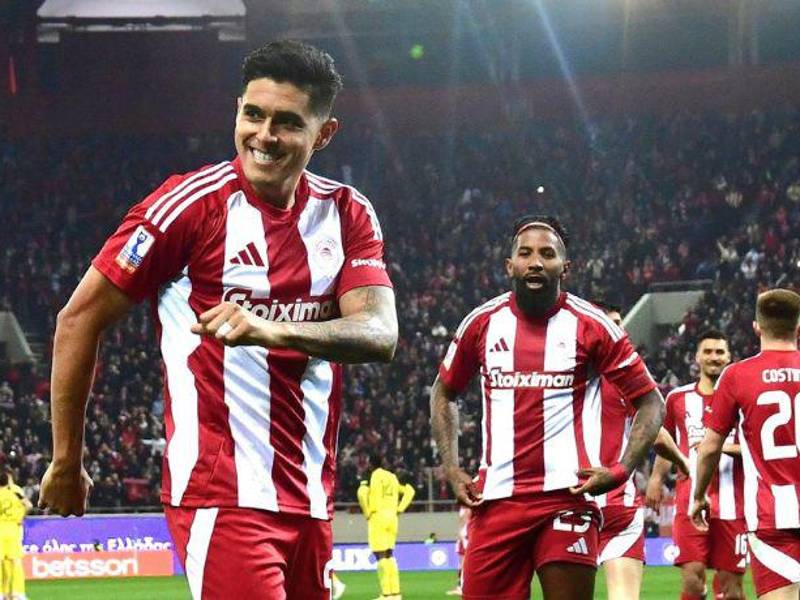 Luis Palma celebrando uno de sus goles con Olympiacos.