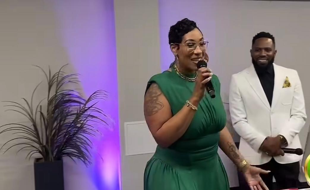 Pastor presenta a su segunda esposa ante la congregación y dice que ellas no pueden tener otro esposo