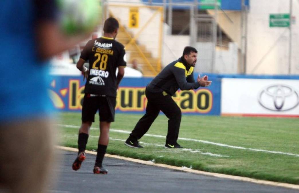 Martín 'Tato' García, entrenador del Real España, dando indicaciones a sus jugadores.