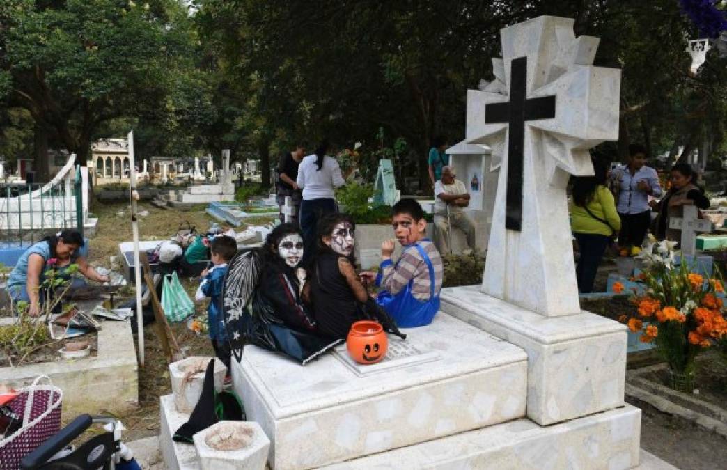 Centenares de mexicanos colman los cementerios el 1 y 2 de noviembre festejando a sus muertos.
