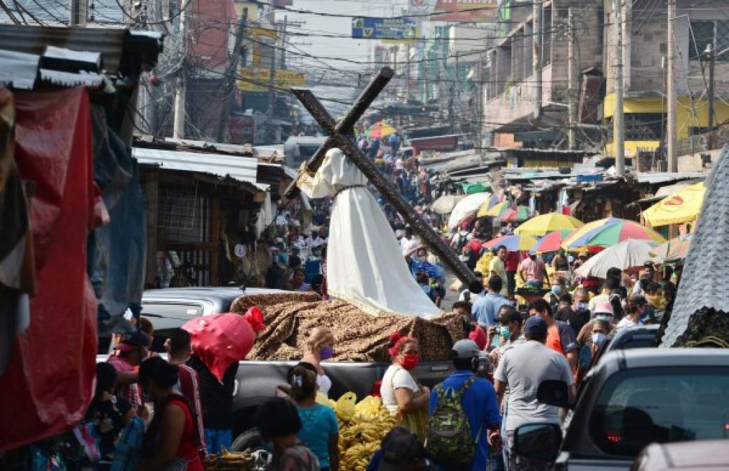 En la última estación, la decimocuarta, en la Basílica Menor de la virgen de Suyapa, patrona de Honduras, el cardenal de Tegucigalpa, Oscar Andrés Rodríguez, dijo que 'el cristiano tiene que ser portador de una esperanza cierta, que se fundamenta claro en el camino de la cruz, pero el destino es la vida, que no termina'.