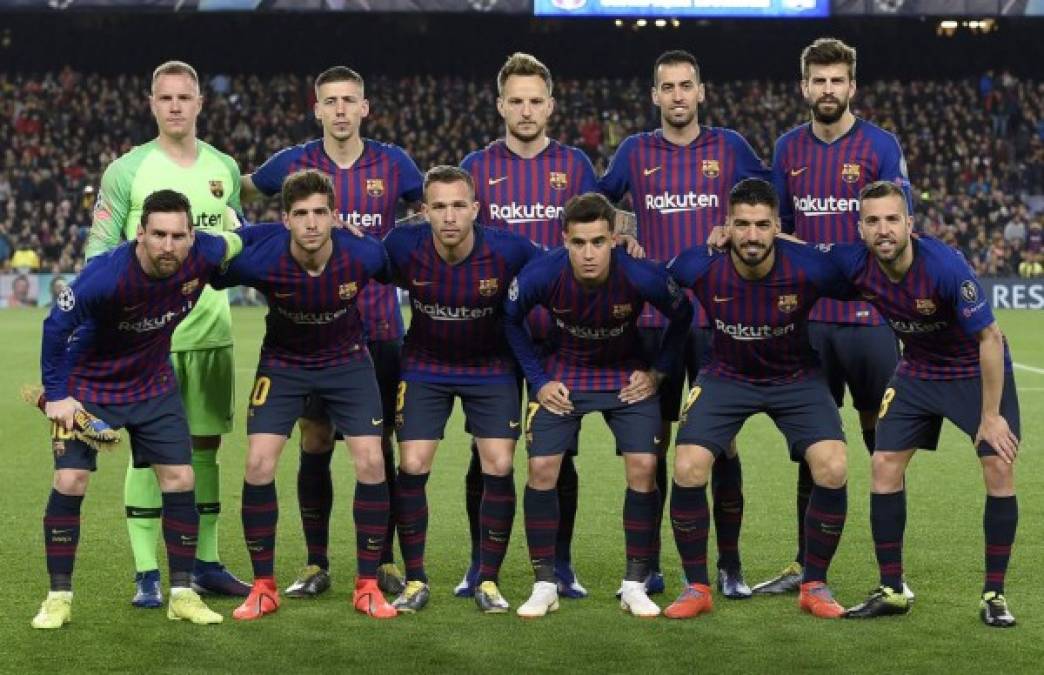 El once titular del Barcelona posando antes del inicio del partido.