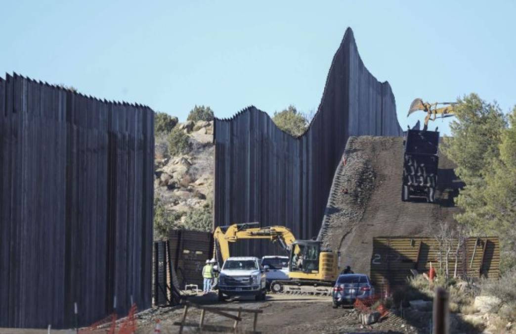 Intentando cumplir la promesa estrella de su campaña presidencial en 2016, el presidente de Estados Unidos, Donald Trump, acelera la construcción del gigantesco muro en la frontera de Estados Unidos con México antes de entregar el poder al demócrata Joe Biden.