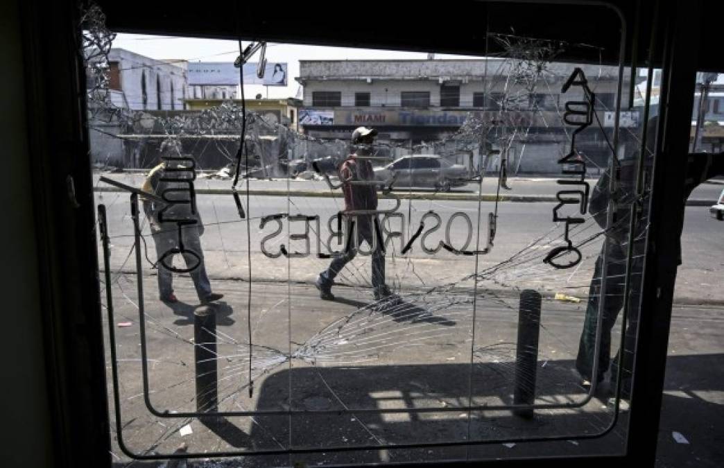 Honduran migrants walk to Puerto Barrios, in Izabal department, Guatemala, after after breaking a police fence at the border crossing between Corinto, Honduras and Guatemala, on January 15, 2020. - Some 1,000 Hondurans started a new caravan from San Pedro Sula, in the north of Honduras, to the US, in search of the 'American dream' and fleeing unemployment and violence. At least 30,000 Honduran migrants of the first caravans remain in Mexico waiting for US asylum. (Photo by ORLANDO SIERRA / AFP)