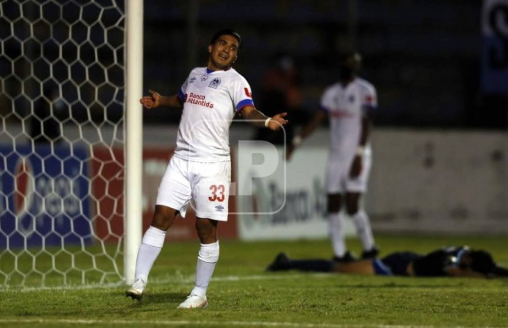 Michaell Chirinos, delantero del Olimpia, se lamenta tras una ocasión durante el clásico.