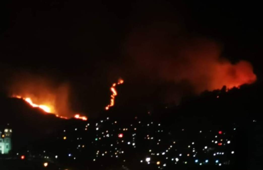 Los vecinos de la aldea Los Chorros se encontraban preocupados ya que las llamas estaban próximas a sus casas.