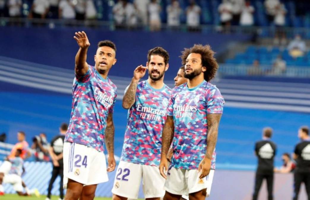 Los jugadores Mariano Díaz, Isco y Marcelo observando el nuevo estadio Santiago Bernabéu.