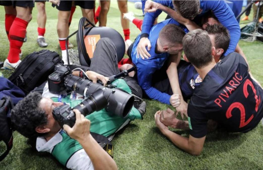 El fotógrafo salvadoreño Yuri Cortez quedó atrapado bajo una montaña de jugadores de Croacia que celebraban el gol de la victoria por 2-1 ante Inglaterra para clasificar a la final del Mundial de Rusia 2018. Foto EFE