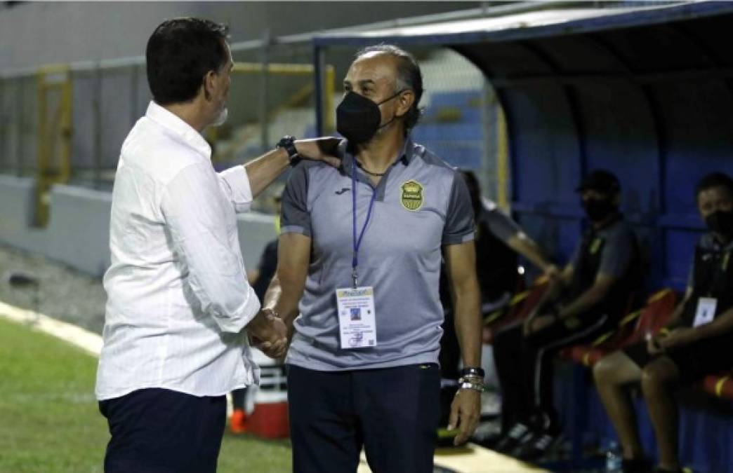 El saludo del mexicano Raúl 'Potro' Gutiérrez con el uruguayo Fernando Araújo previo al partido.