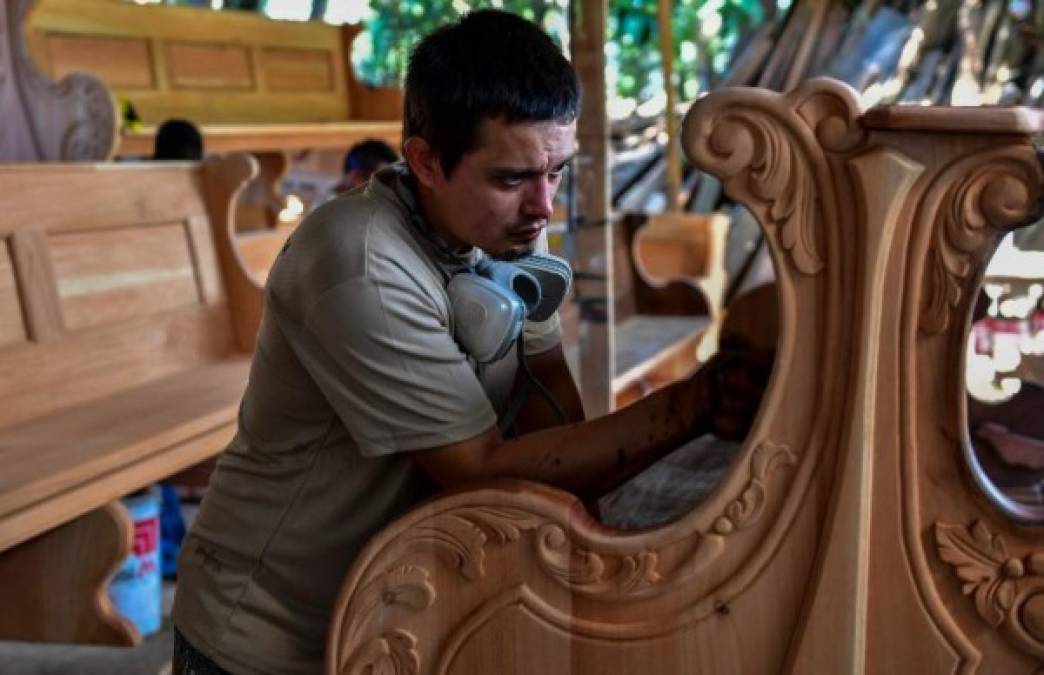 Ebanistas panameños fabrican la silla de unos 2,3 metros de altura que utilizará el papa el 26 de enero para la consagración del altar de la Catedral Basílica Santa María la Antigua, en el casco antiguo de la capital panameña.