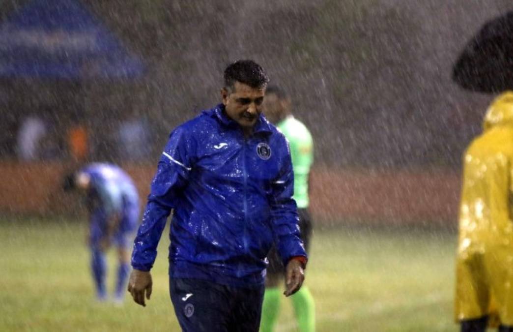 Diego Vázquez terminó todo empapado por la lluvia que cayó en El Progreso.