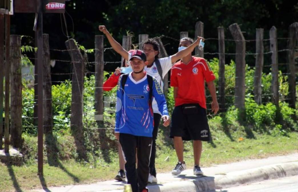 Aficionados del Olimpia se acercaron al estadio San Jorge de Olanchito para animar a su equipo ante Real Sociedad.