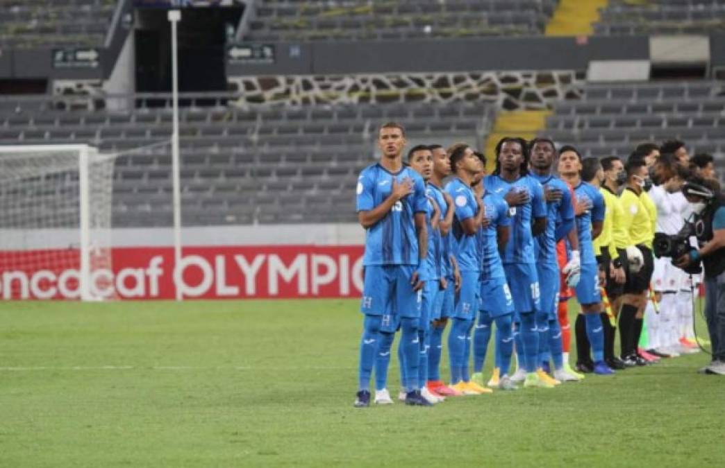 Los chicos de la Sub-23 de Honduras en el momento que entonaban el Himno Nacional. Foto Fenafuth.