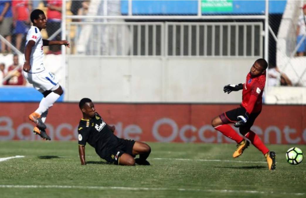 Otra imagen del gol de Darixon Vuelto, venciendo de zurda a Edrick Mejívar.