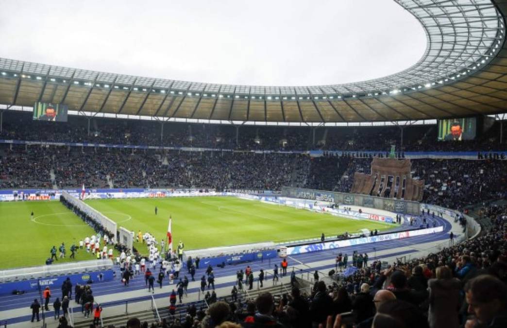 Momento de la salida al campo de los equipos de Hertha de Berlín y RP Leipzig.