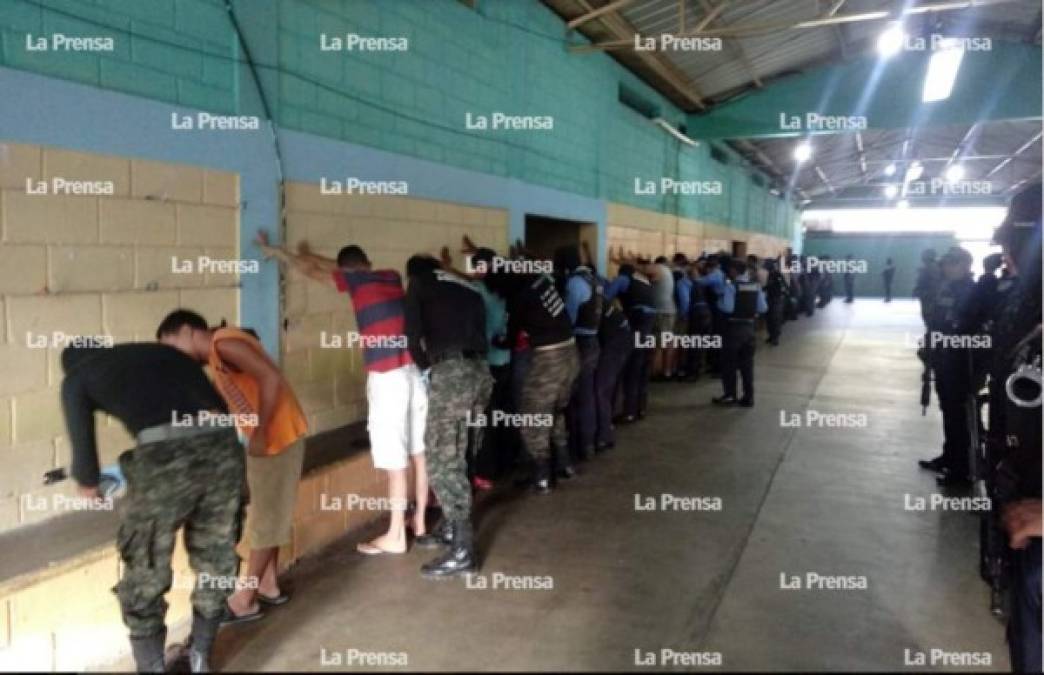 Los privados de libertad fueron inspeccionados uno por uno durante la requisa.