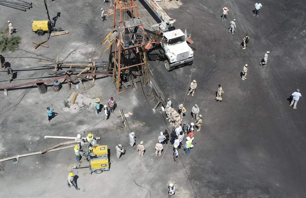 “El día de hoy se estará trabajando con un dron submarino que hizo llegar la Marina”, dijo la titular del organismo, Laura Velázquez, durante la conferencia de López Obrador, quien supervisó las labores de rescate in situ el domingo.