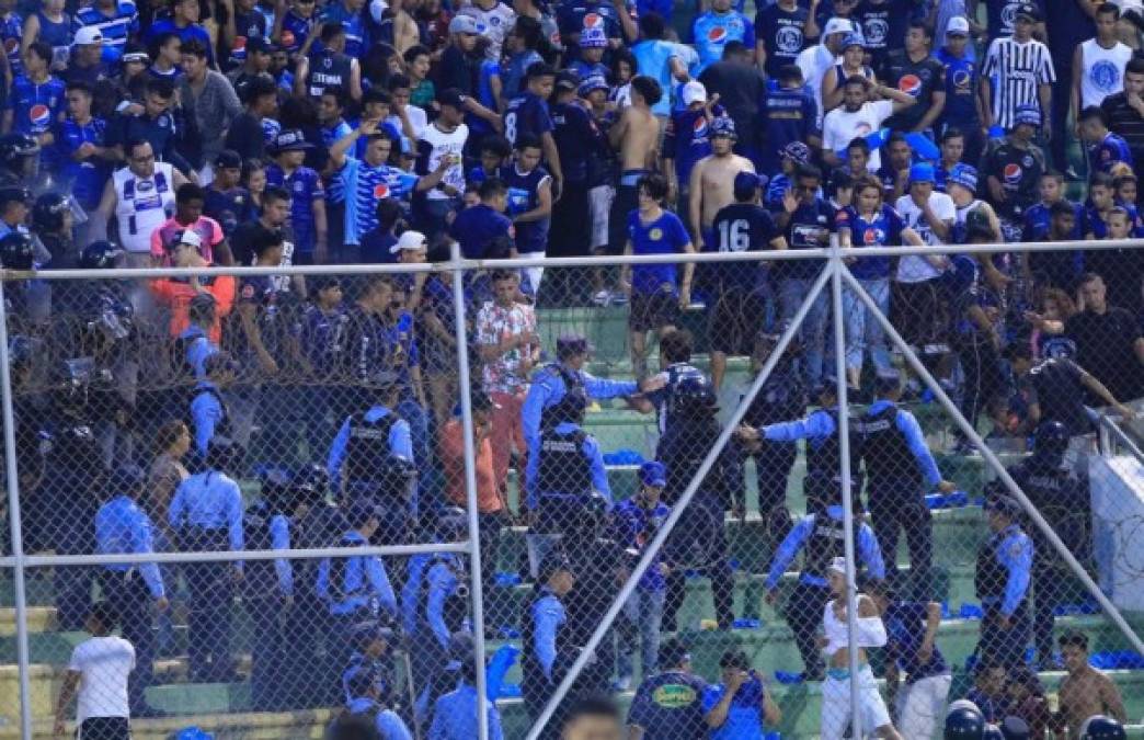 Sobre los minutos finales del partido, se dieron disturbios en el sector este del estadio Carlos Miranda de Comayagua. Un grupo de aficionados quiso hacer relajo y tuvieron que ser controlados.