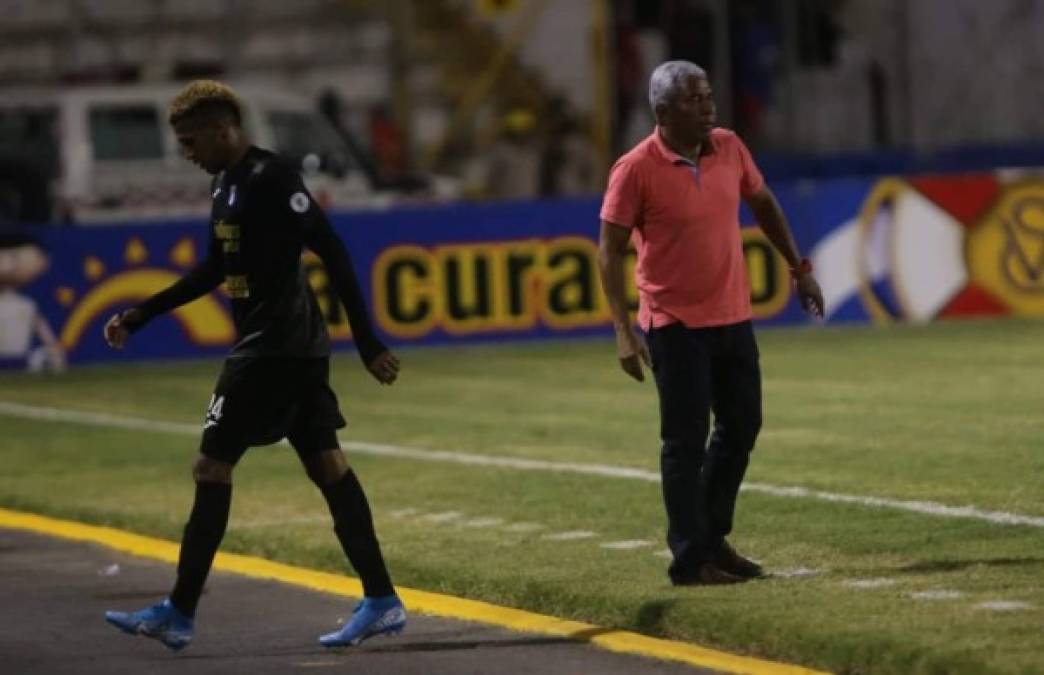 Yaudel Lahera fue sustituido por el técnico Héctor Castellón y salió cabizbajo del campo cuando el marcador estaba 4-0 en contra del Honduras Progreso contra Olimpia. Foto Johny Magallanes