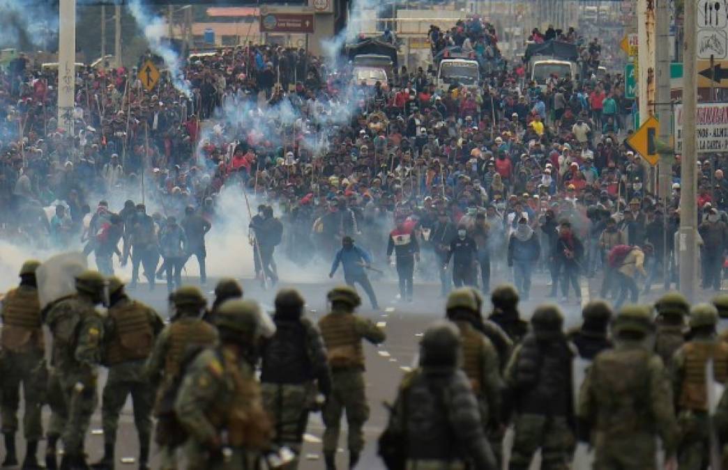 Las calles del centro histórico volvieron a convertirse en un campo de batalla entre manifestantes de distintos grupos y la policía, con la quema de neumáticos, lanzamiento de piedras, cócteles Molotov y destrucción masiva de propiedad pública.