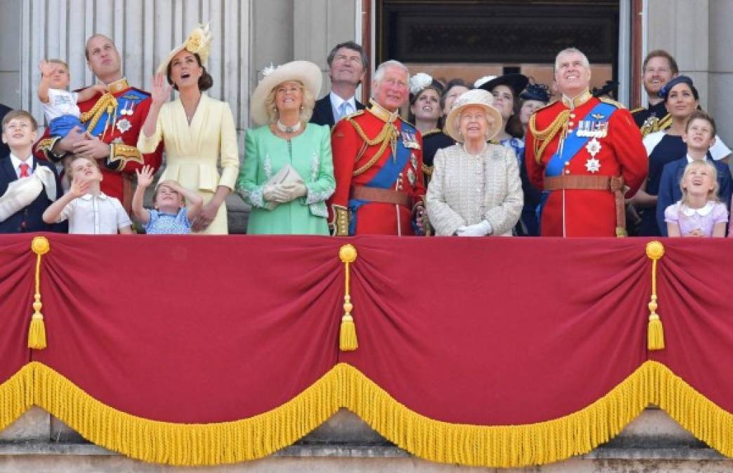 El único hijo de la reina que si optó para que sus hijos ostentasen un título fue el príncipe Andrew, padre de la princesa Eugene y Beatrice, quienes están más cerca de la línea de sucesión del trono.