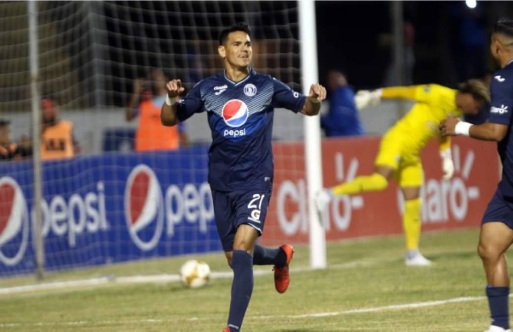 Roberto Moreira celebrando su gol contra el Honduras Progreso. El delantero paraguayo marcó de penal el 1-0.