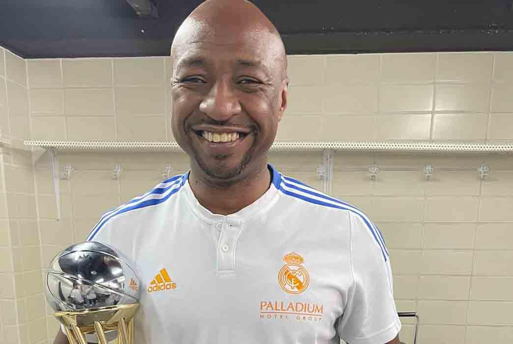 Walter Russell con uno de los trofeos logrados por el Real Madrid Baloncesto.