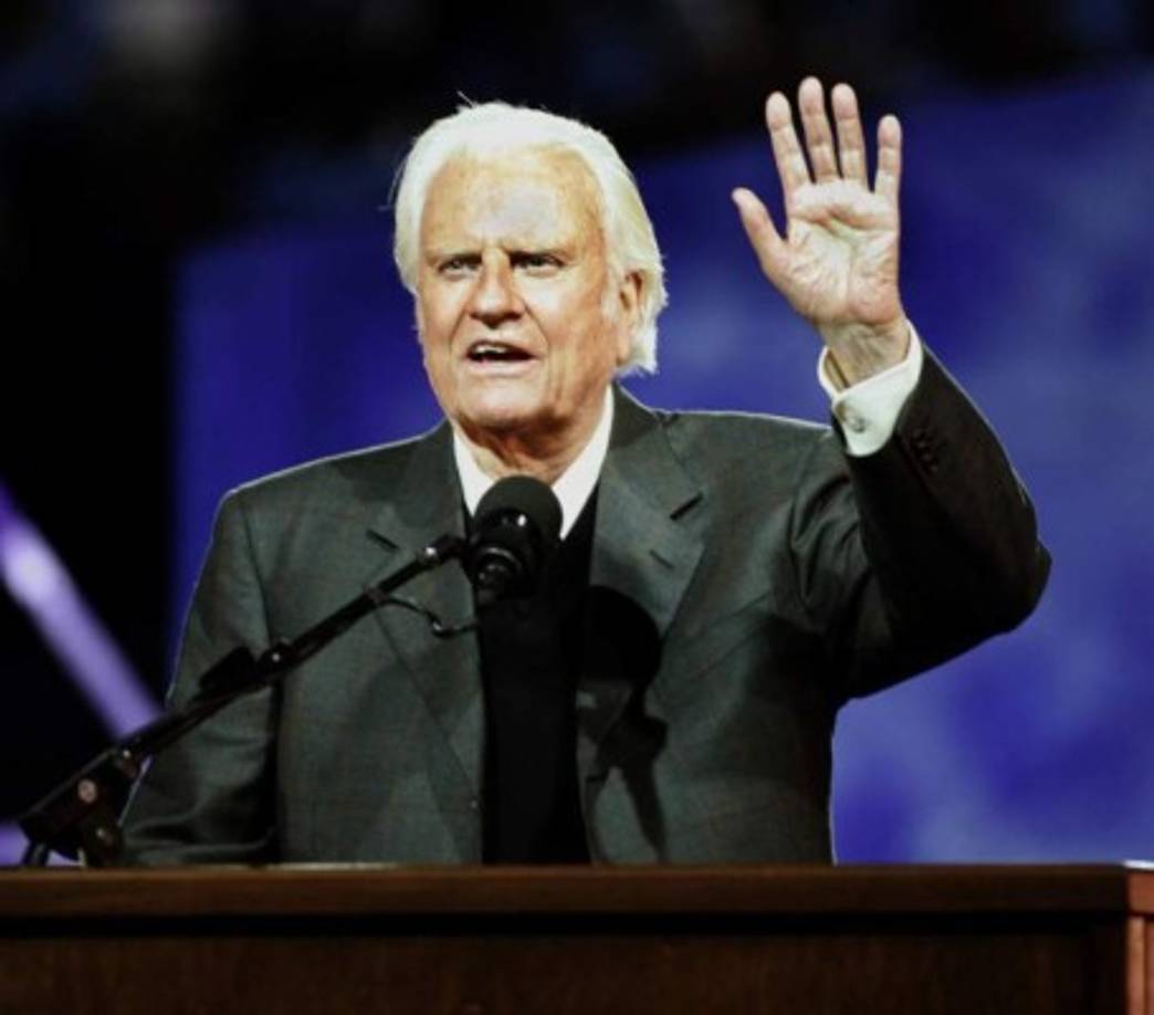 El influyente evangelista Billy Graham, conocido como el 'pastor de los presidentes' y de Estados Unidos, falleció a los 99 años de edad el 21 de febrero.<br/><br/>El líder religioso murió en su casa de Montreat (Carolina del Norte), aunque no se precisaron las causas, según los medios, que citaron como fuente a Mark DeMoss, un portavoz familiar.<br/><br/>Graham, quien en 2005 dejó el liderazgo de su Asociación Evangelista a su hijo Franklyn, marcó con su carisma la evolución de la religión evangélica en EEUU en las últimas seis décadas.<br/><br/>Tras los atentados del 11 septiembre de 2001, Graham fue el encargado de ofrecer el discurso principal en la Catedral de Washington en el llamado 'Día Nacional de Oración y Recuerdo'.<br/> <br/>Conocido por sus programas de televisión religiosos en Estados Unidos, Graham obtuvo el apelativo de 'reverendo de los presidentes', por haber cultivado amistad con todos los inquilinos de la Casa Blanca desde Harry Truman (1945-1953), sin importar que fueran demócratas o republicanos.<br/><br/>El llamado 'televangelista' tuvo una estrecha relación con Richard Nixon (1969-1974), George H.W. Bush (1989-1993) e influyó en el cambio de vida y costumbres de su hijo George W. Bush (2001-2009).