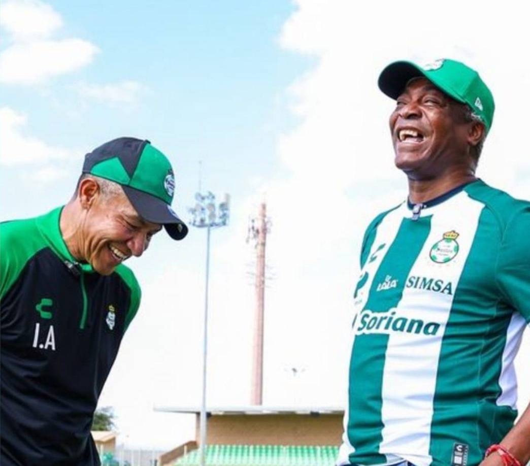 Dolmo Flores compartió con Ignacio Ambriz, entrenador del primer equipo del Santos Laguna. El hondureño ve la luz en México tras momentos duros en Honduras.