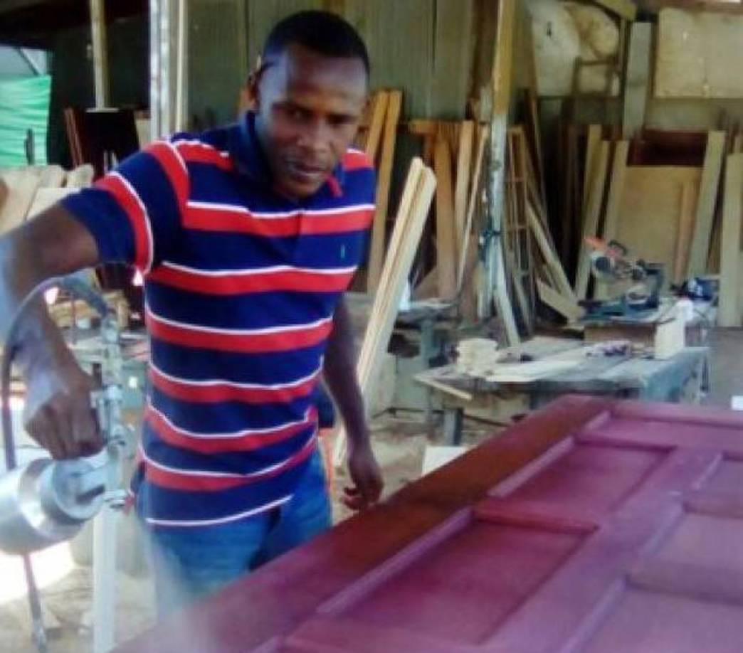 Dilmer Gutiérrez: Defensor hondureño que decidió incursionar en la ebanistería. 