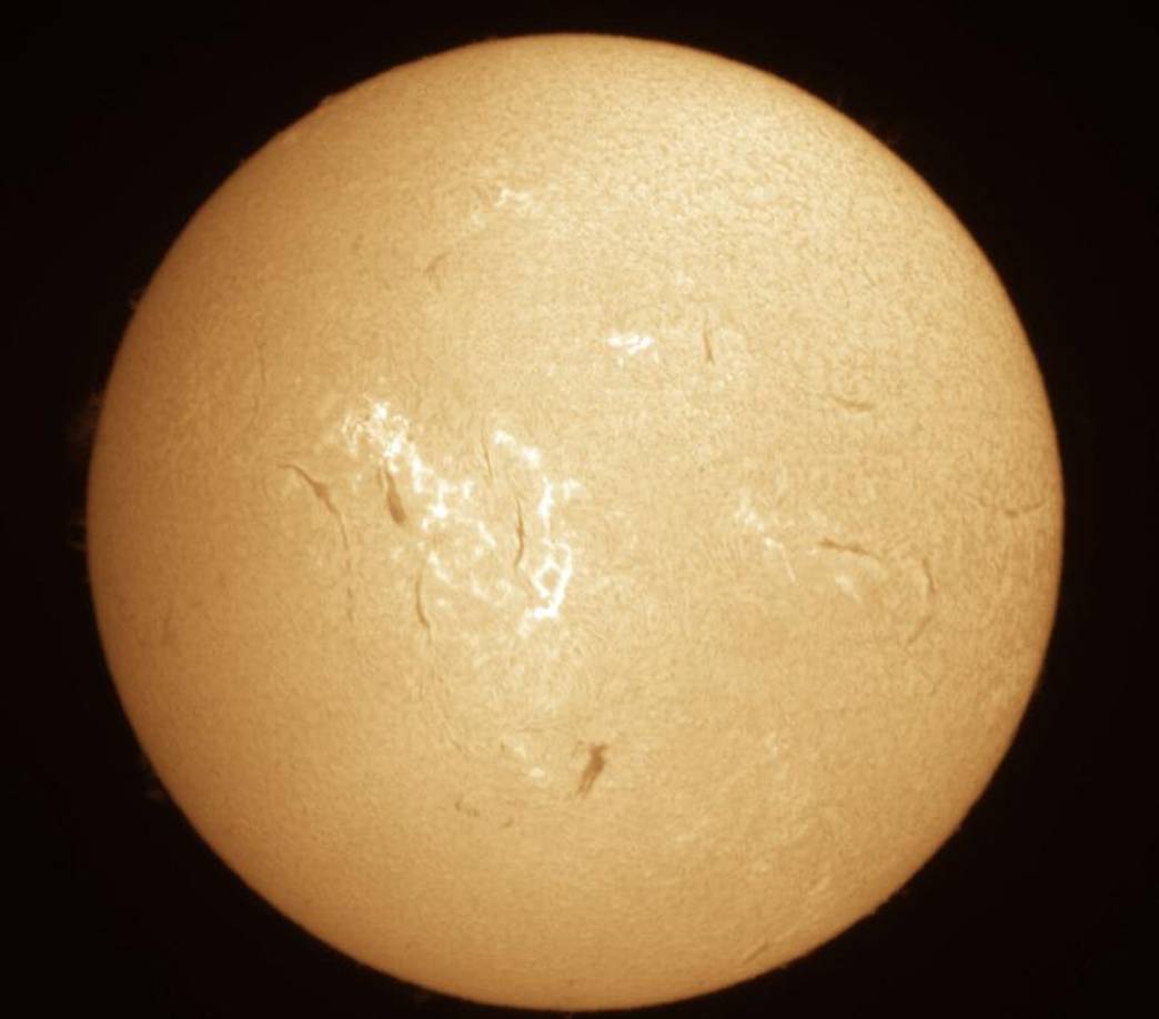 ”Esta mancha solar que es particularmente grande, si no nosotros la observamos podrían caber unas tres a cuatro tierras en el interior de ellas”, aseveró Carías. ¿Pero qué realmente significan estas manchas en el Sol? 