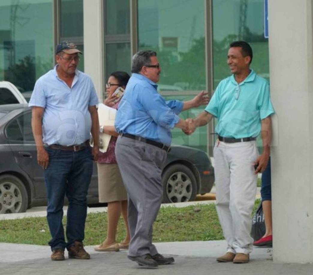 La defensa de Kilgore presentó también documentos, recibos y constancias que supuestamente probaban que ese dinero corresponde a los salarios que recibió como presentador de noticias en un canal de televisión, así como los comprobantes de viáticos que percibió cuando realizó viajes oficiales en varias ocasiones.