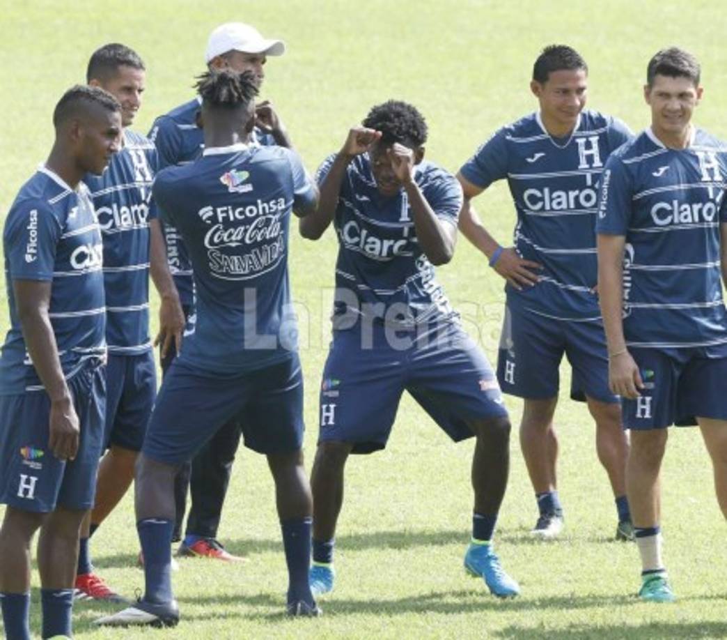 En la Bicolor hay un buen ambiente, Félix Crisanto y Elis dieron la nota jocosa en el entreno al fingir una pelea.